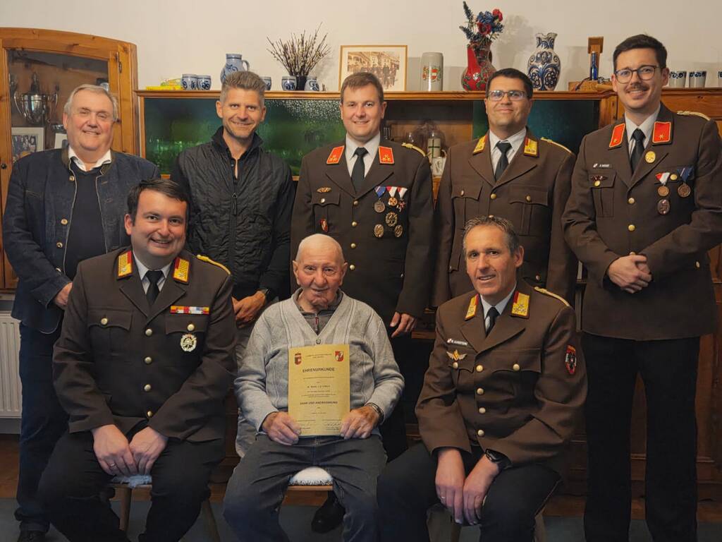 Besuch beim Jubilar Brandinspektor Martin Leitner am 3. Juni 2026. Vertreter der Gemeinde, des Bezirks- und Abschnittsfeuerwehrkommandos sowie der Freiwilligen Feuerwehr überreichten die Urkunde des Landesfeuerwehrverbandes Salzburg für 80 Jahre Mitgliedschaft im Feuerwehrwesen.
