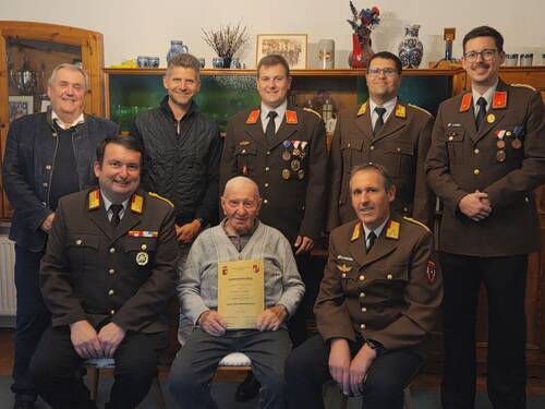 Mehr über den Artikel erfahren 80 Jahre Mitgliedschaft bei der Feuerwehr – Ehrung für Brandinspektor Martin Leitner