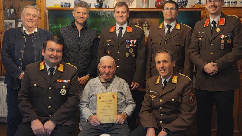 Besuch beim Jubilar Brandinspektor Martin Leitner am 3. Juni 2026. Vertreter der Gemeinde, des Bezirks- und Abschnittsfeuerwehrkommandos sowie der Freiwilligen Feuerwehr überreichten die Urkunde des Landesfeuerwehrverbandes Salzburg für 80 Jahre Mitgliedschaft im Feuerwehrwesen.